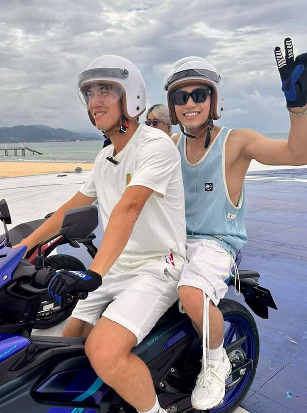 Tiền đạo Tiến Linh và ca sĩ Mono gây sốt với sự xuất hiện đầy bất ngờ