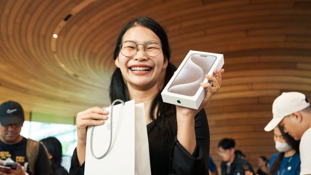 Cầm lên đã thấy iPhone 15 Pro Max đánh bay nhược điểm quan trọng của các mẫu điện thoại to như chiếc dép? - Ảnh 3.