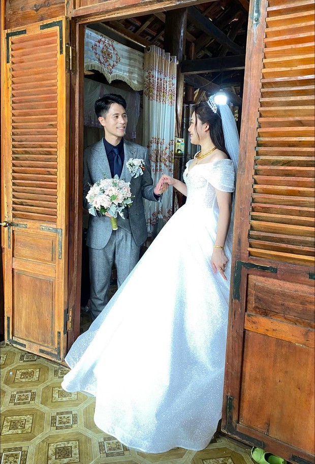 Đình Trọng tổ chức đám cưới ấn tượng tại Hà Nội, cùng dàn tuyển thủ Việt Nam vinh danh