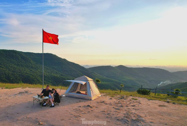 Săn mây trên đỉnh Phượng Hoàng - toạ độ check in sống ảo mới cực đẹp ở Quảng Ninh - Ảnh 14.