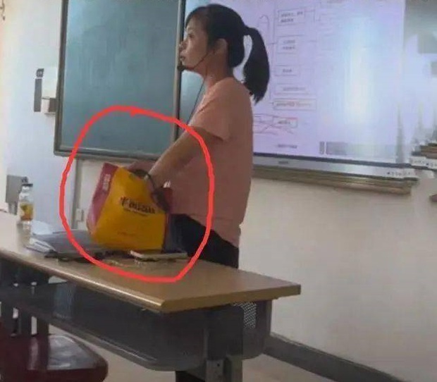 Nữ giảng viên bị quay lén khi đứng lớp, xem video netizen phải cảm thán: Giờ vẫn có giáo viên như vậy sao? - Ảnh 3.