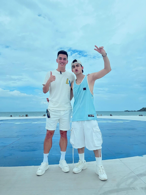 Tiền đạo Tiến Linh và ca sĩ Mono gây sốt với sự xuất hiện đầy bất ngờ