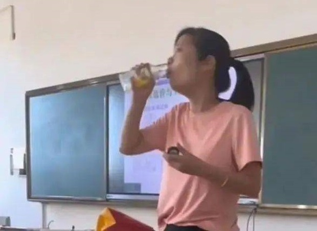 Nữ giảng viên bị quay lén khi đứng lớp, xem video netizen phải cảm thán: Giờ vẫn có giáo viên như vậy sao? - Ảnh 2.