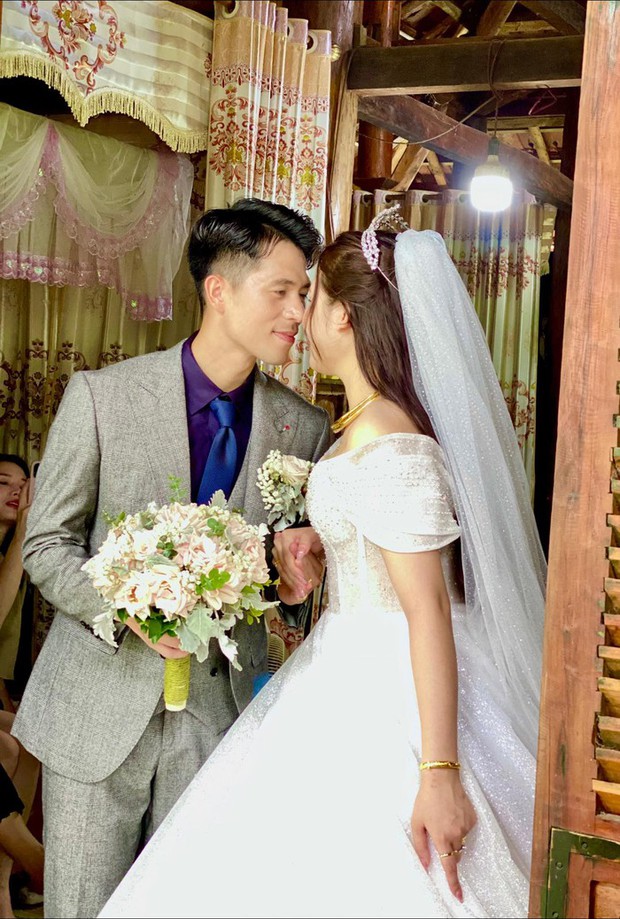 Đình Trọng tổ chức đám cưới ấn tượng tại Hà Nội, cùng dàn tuyển thủ Việt Nam vinh danh
