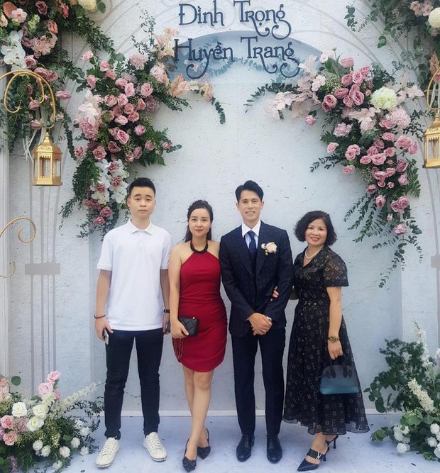 Đình Trọng tổ chức đám cưới ấn tượng tại Hà Nội, cùng dàn tuyển thủ Việt Nam vinh danh