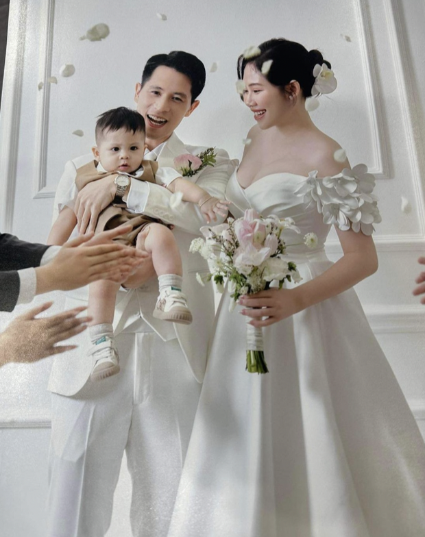 Đình Trọng tổ chức đám cưới ấn tượng tại Hà Nội, cùng dàn tuyển thủ Việt Nam vinh danh