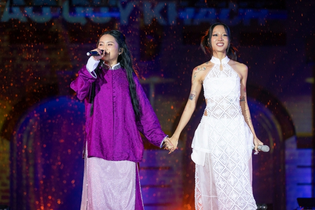 Phương Mỹ Chi gây xúc động khi khóc, hát live trong cơn mưa lớn suốt 2 tiếng!