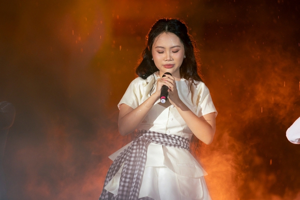 Phương Mỹ Chi gây xúc động khi khóc, hát live trong cơn mưa lớn suốt 2 tiếng!