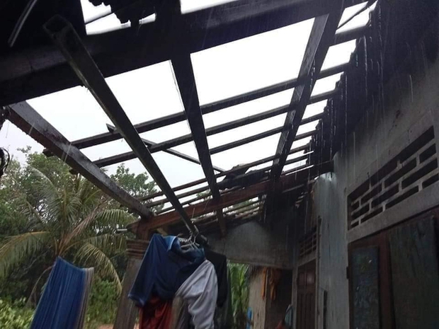 Lốc xoáy, hàng chục căn nhà ở Quảng Trị tốc mái - Ảnh 3.