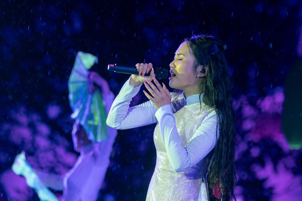 Phương Mỹ Chi gây xúc động khi khóc, hát live trong cơn mưa lớn suốt 2 tiếng!
