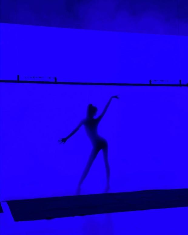 Lisa quyến rũ đến tột độ trước khi xuất hiện tại sân khấu đêm