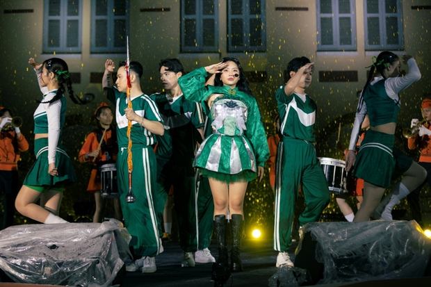 Phương Mỹ Chi gây xúc động khi khóc, hát live trong cơn mưa lớn suốt 2 tiếng!