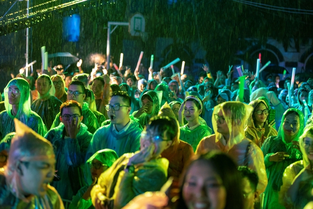 Phương Mỹ Chi gây xúc động khi khóc, hát live trong cơn mưa lớn suốt 2 tiếng!