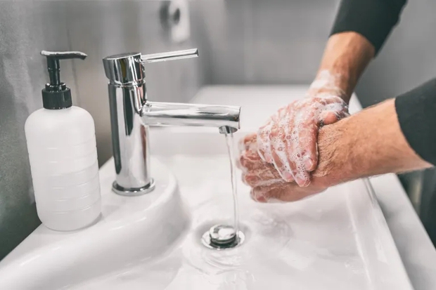 Việt Nam xuất hiện 2 ca đậu mùa khỉ chưa rõ nguồn lây, làm 6 điều để phòng bệnh - Ảnh 3. Việt Nam xuất hiện 2 ca đậu mùa khỉ chưa rõ nguồn lây, làm 6 điều để phòng bệnh - Ảnh 3.
