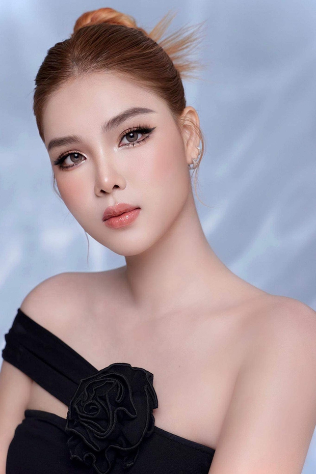 Vợ Mạc Hồng Quân khoe vẻ thanh lịch quyến rũ tại biệt thự độc đáo của Vũ Khắc Tiệp