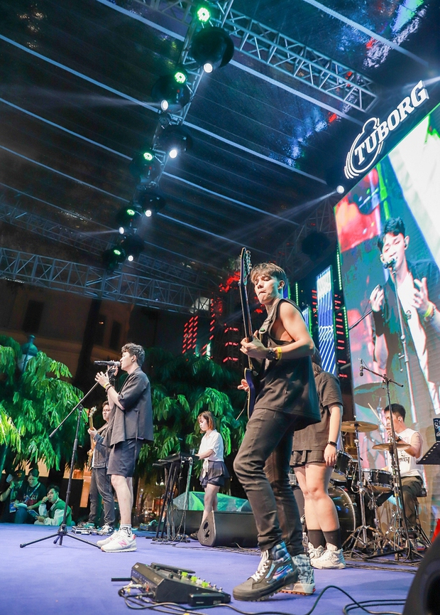 Bất chấp cơn mưa nặng hạt, GreyD và Quán quân King Of Rap chiêu đãi khán giả loạt hit triệu view cực cháy - Ảnh 6. Bất chấp cơn mưa nặng hạt, GreyD và Quán quân King Of Rap chiêu đãi khán giả loạt hit triệu view cực cháy - Ảnh 6.