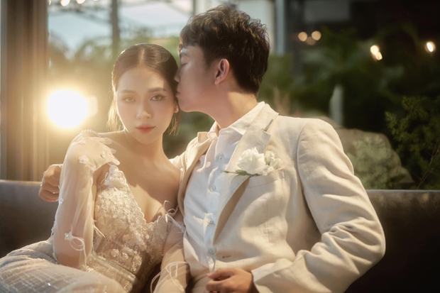 Cựu cầu thủ U23 Việt Nam chia sẻ bộ ảnh cưới đầy ngọt ngào cùng vợ xinh đẹp, khiến ai cũng say đắm!