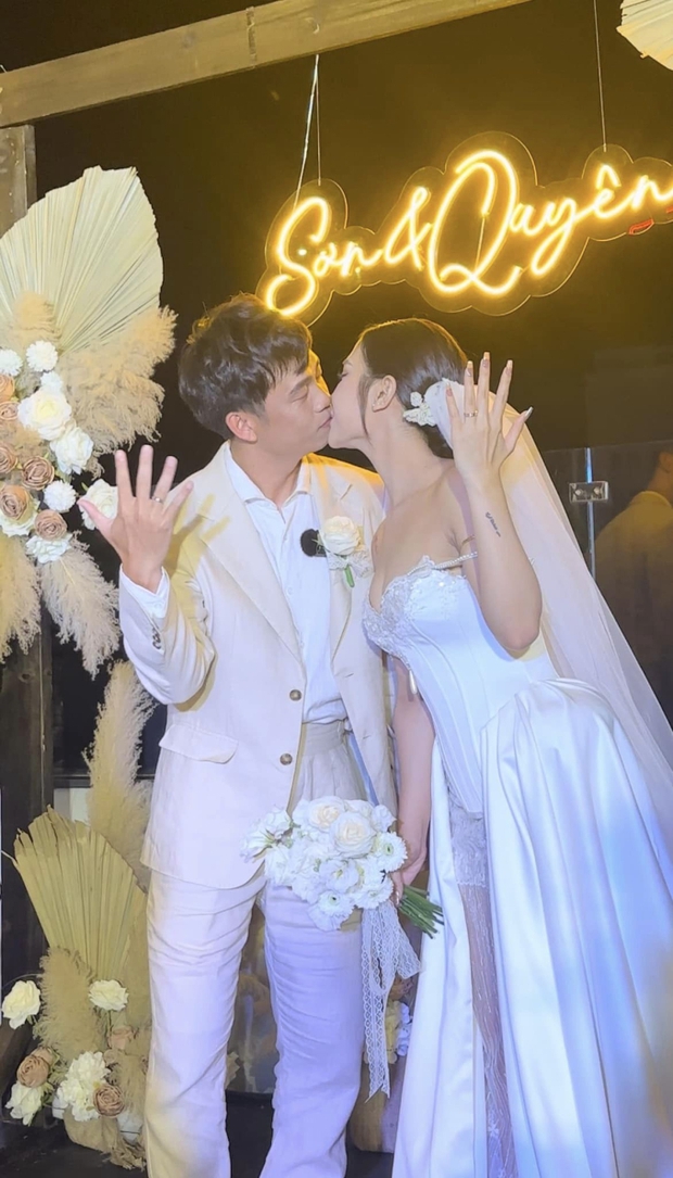 Cựu cầu thủ U23 Việt Nam chia sẻ bộ ảnh cưới đầy ngọt ngào cùng vợ xinh đẹp, khiến ai cũng say đắm!