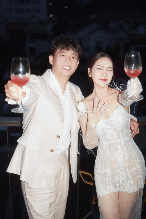 Cựu cầu thủ U23 Việt Nam chia sẻ bộ ảnh cưới đầy ngọt ngào cùng vợ xinh đẹp, khiến ai cũng say đắm!