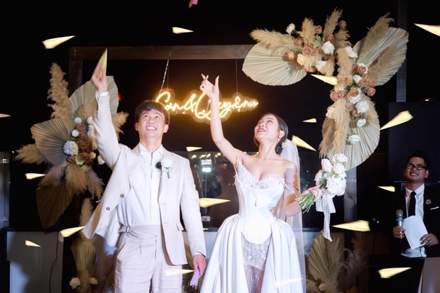 Cựu cầu thủ U23 Việt Nam chia sẻ bộ ảnh cưới đầy ngọt ngào cùng vợ xinh đẹp, khiến ai cũng say đắm!