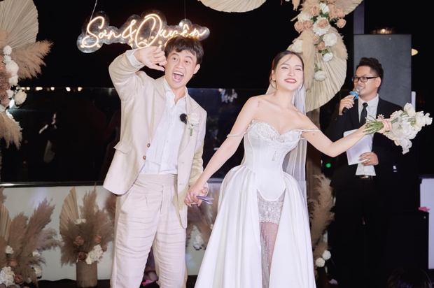 Cựu cầu thủ U23 Việt Nam chia sẻ bộ ảnh cưới đầy ngọt ngào cùng vợ xinh đẹp, khiến ai cũng say đắm!