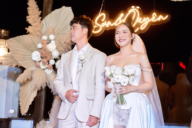 Cựu cầu thủ U23 Việt Nam chia sẻ bộ ảnh cưới đầy ngọt ngào cùng vợ xinh đẹp, khiến ai cũng say đắm!