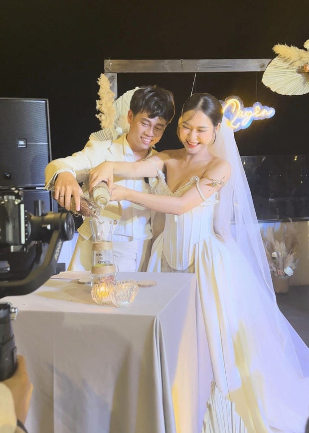 Cựu cầu thủ U23 Việt Nam chia sẻ bộ ảnh cưới đầy ngọt ngào cùng vợ xinh đẹp, khiến ai cũng say đắm!