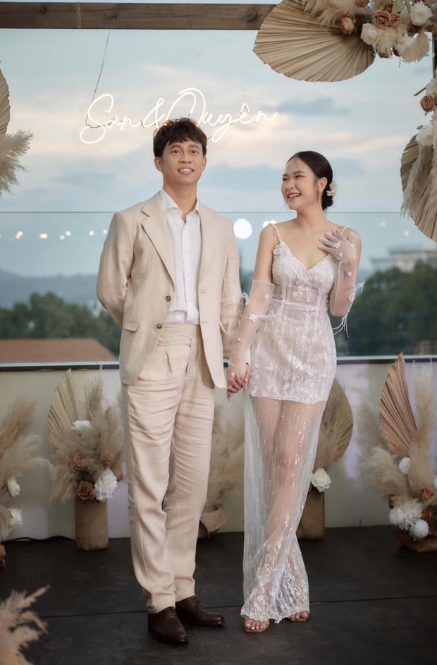 Cựu cầu thủ U23 Việt Nam chia sẻ bộ ảnh cưới đầy ngọt ngào cùng vợ xinh đẹp, khiến ai cũng say đắm!