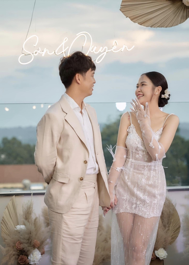 Cựu cầu thủ U23 Việt Nam chia sẻ bộ ảnh cưới đầy ngọt ngào cùng vợ xinh đẹp, khiến ai cũng say đắm!