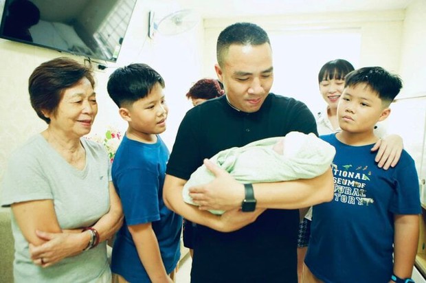 Ăn nằm xuống một chốc, tôi trở thành MC sinh con thứ 3 vào tuổi 38