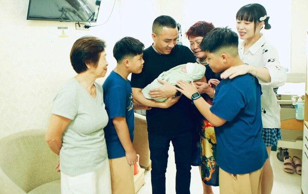 Ăn nằm xuống một chốc, tôi trở thành MC sinh con thứ 3 vào tuổi 38
