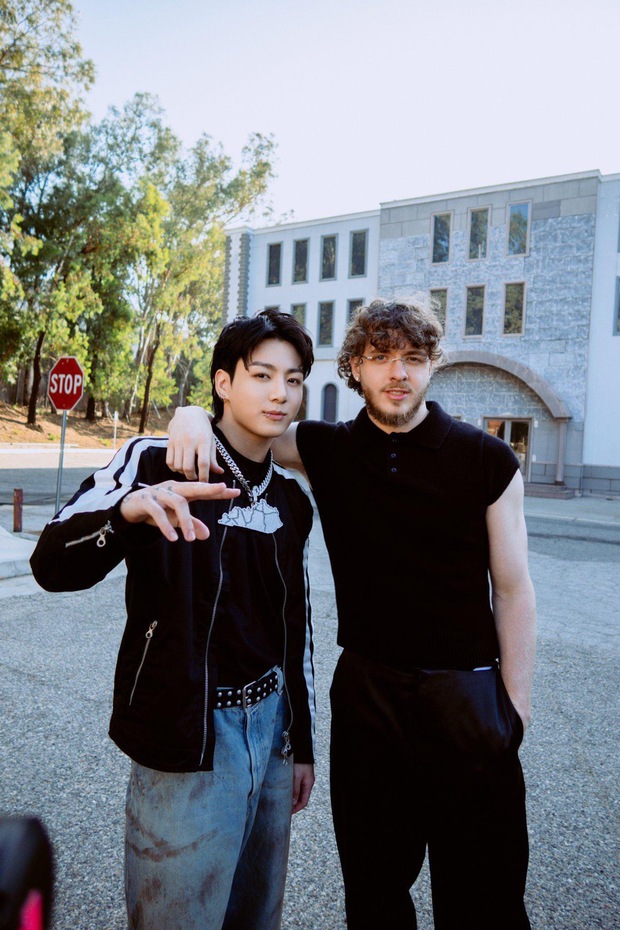 Jung Kook khoe visual “bảnh” trai, lang thang khắp nơi cùng Jack Harlow vì bị Han So Hee đuổi ra khỏi nhà? - Ảnh 1. Jung Kook khoe visual “bảnh” trai, lang thang khắp nơi cùng Jack Harlow vì bị Han So Hee đuổi ra khỏi nhà? - Ảnh 1.
