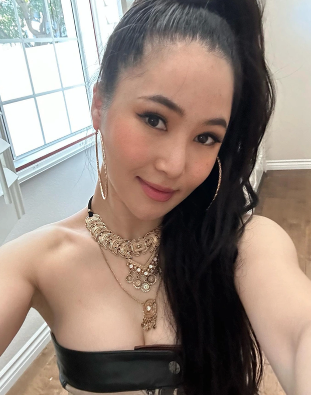 Hương Tràm khiến fan 'sôi sục' với màn mỹ thuật đặc biệt cùng bố trở về Việt Nam