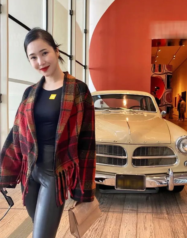 Hương Tràm khiến fan 'sôi sục' với màn mỹ thuật đặc biệt cùng bố trở về Việt Nam