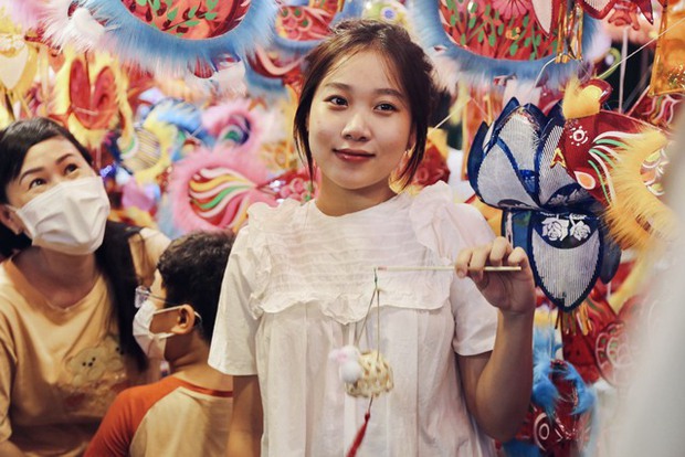 TP.HCM: Hàng trăm người dân đội mưa lớn, chen chân chụp ảnh tại Phố lồng đèn nhân dịp Trung thu - Ảnh 7.