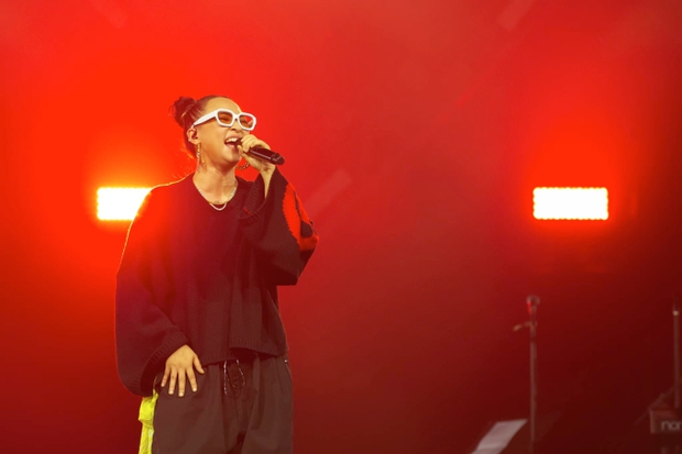 Một nữ rapper chia sẻ về cảm xúc và kêu gọi fan cùng hít thở qua show