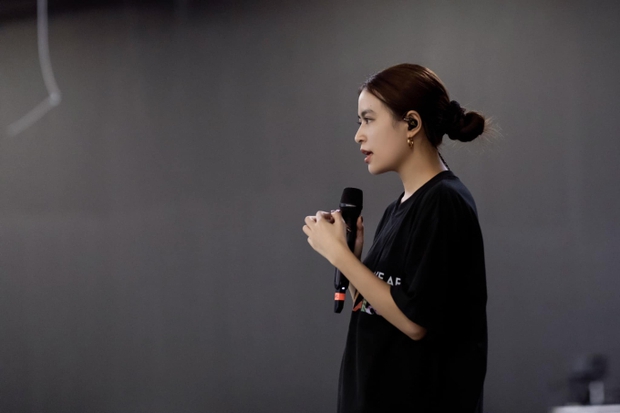 Một nữ rapper chia sẻ về cảm xúc và kêu gọi fan cùng hít thở qua show