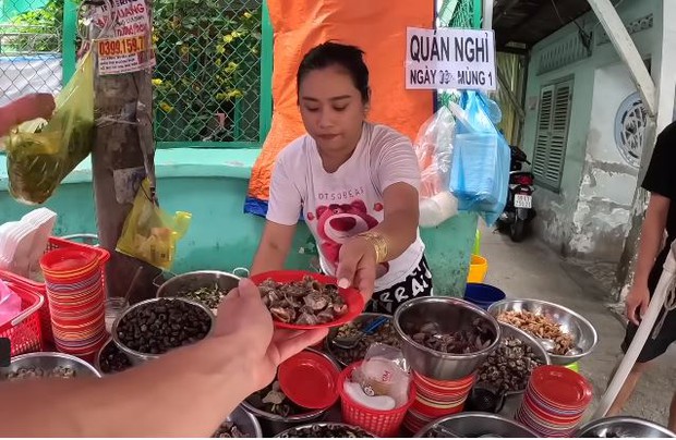 Chàng Tây kinh ngạc với quán ốc đồng giá 10k/đĩa ở Sài Gòn, giữa trưa khách vây kín hẻm - Ảnh 5.