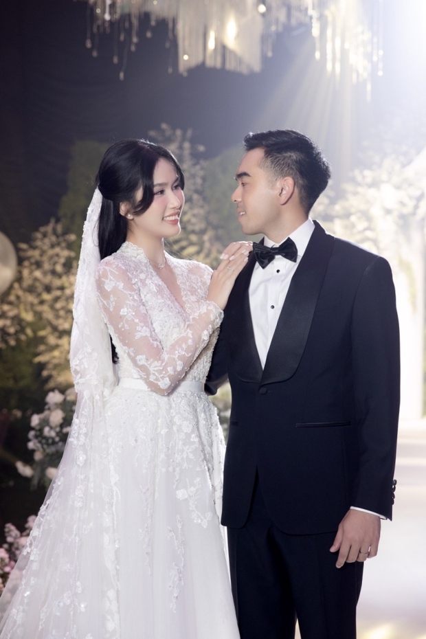 Á hậu Vbiz lộ bụng bầu nóng bỏng, hạnh phúc đã đến sau lễ đường với chồng doanh nhân?