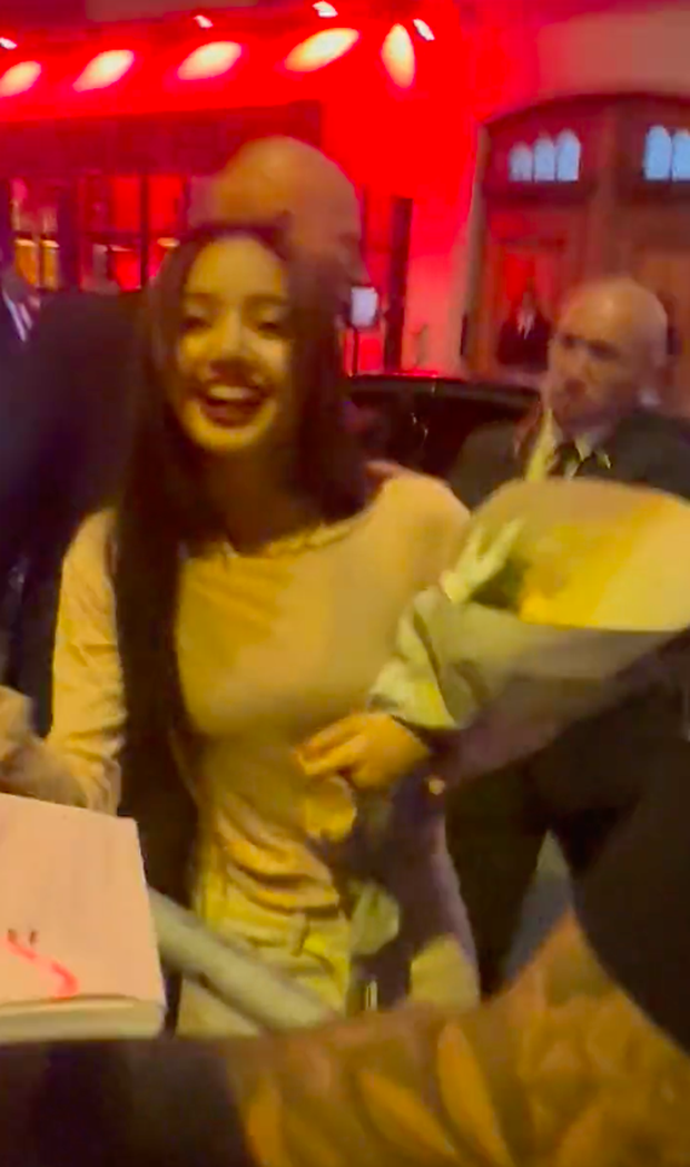 Lisa khoe trang phục gợi cảm và giới thiệu sản phẩm mới tại buổi biểu diễn tại hộp đêm!