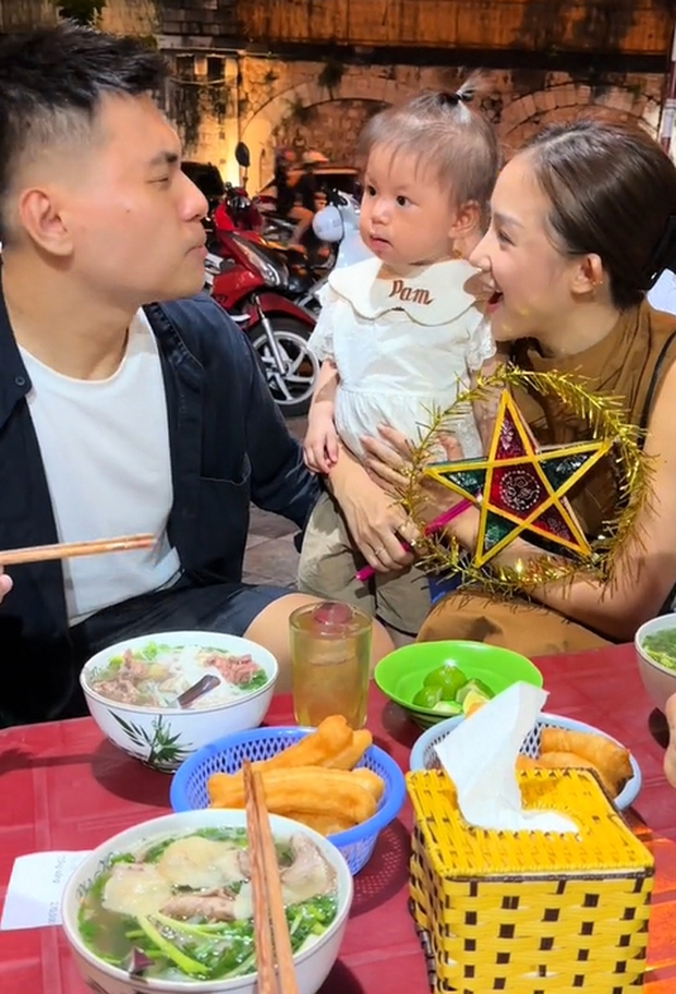 Pam - cháu gái tập đoàn may mặc lên phố Hàng Mã chơi Trung thu: Gặp kiếp nạn với Tôn Ngộ Không, biểu cảm siêu yêu! - Ảnh 8. Pam - cháu gái tập đoàn may mặc lên phố Hàng Mã chơi Trung thu: Gặp kiếp nạn với Tôn Ngộ Không, biểu cảm siêu yêu! - Ảnh 8.