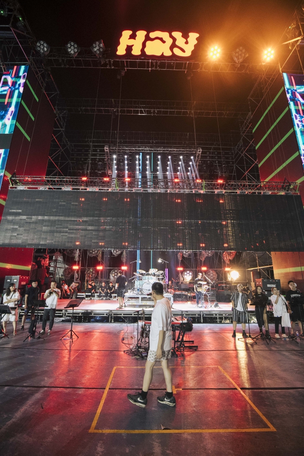 JustaTee và ê-kíp HAY FEST đặc biệt, tập kịch tính lúc 3h sáng cùng dàn nghệ sĩ talenta và ban nhạc đỉnh cao