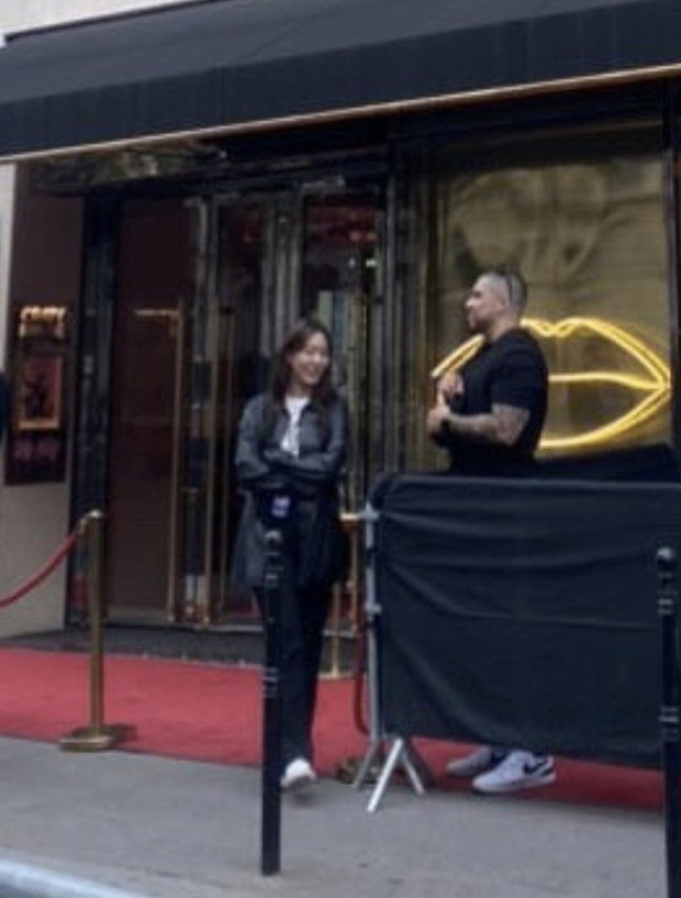 Jisoo - Rosé tới cổ vũ Lisa tại hộp đêm, nhân viên YG xuất hiện để chứng minh bản chất thân thiện