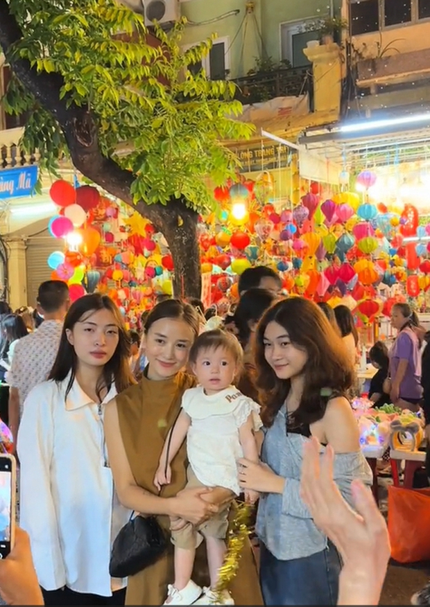 Pam - cháu gái tập đoàn may mặc lên phố Hàng Mã chơi Trung thu: Gặp kiếp nạn với Tôn Ngộ Không, biểu cảm siêu yêu! - Ảnh 7. Pam - cháu gái tập đoàn may mặc lên phố Hàng Mã chơi Trung thu: Gặp kiếp nạn với Tôn Ngộ Không, biểu cảm siêu yêu! - Ảnh 7.