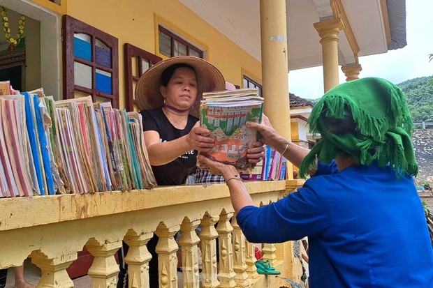 Sau lũ, giáo viên cào bùn nhão nhoẹt tìm sách vở cho trò - Ảnh 6.