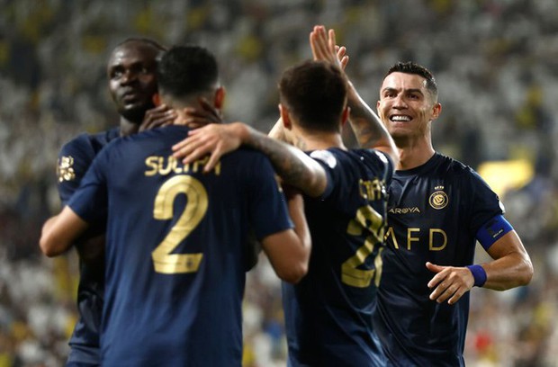 Ronaldo vượt mốc ghi bàn siêu kịch tính, ghi bỏ cả Messi và các huyền thoại