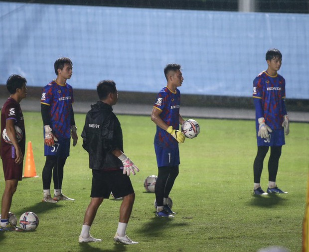 Trận đấu Vinh quang: Đội tuyển Việt Nam hùng cường đối mặt U23 Việt Nam trong trận mưa đá