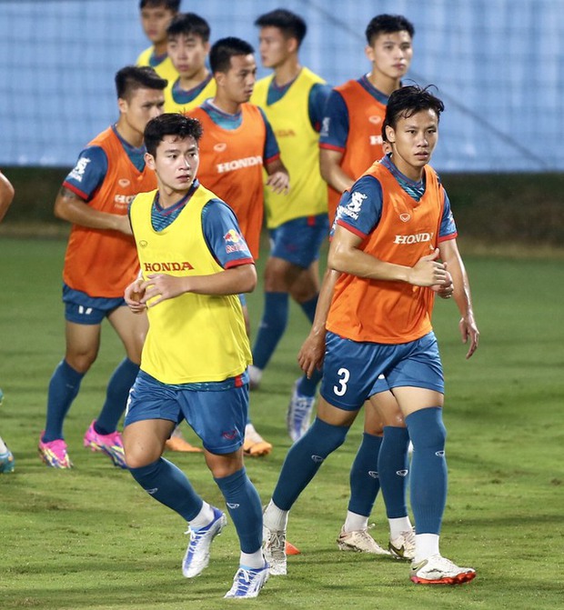 Trận đấu Vinh quang: Đội tuyển Việt Nam hùng cường đối mặt U23 Việt Nam trong trận mưa đá