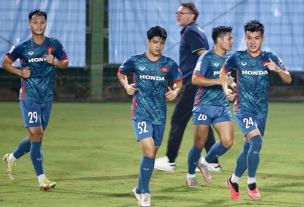 Trận đấu Vinh quang: Đội tuyển Việt Nam hùng cường đối mặt U23 Việt Nam trong trận mưa đá