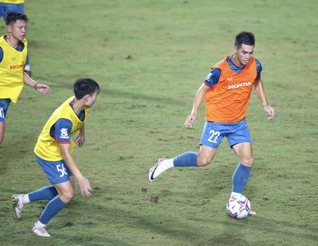 Trận đấu Vinh quang: Đội tuyển Việt Nam hùng cường đối mặt U23 Việt Nam trong trận mưa đá